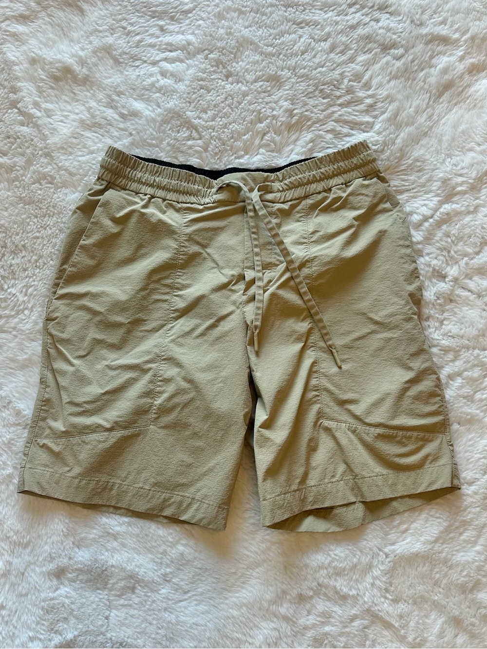 lululemon athletica athletic cargo shorts 7’
